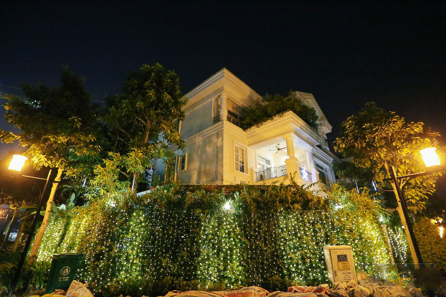 Chùm ảnh: Những chủ biệt thự ở phố nhà giàu Sài Gòn đầu tư cả chục triệu đồng trang trí Noel